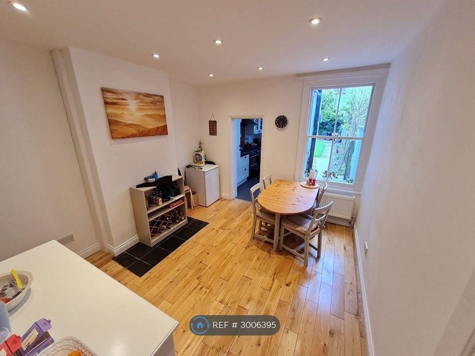 Property photo 2 of 14 Dining Room Through To Kitchen