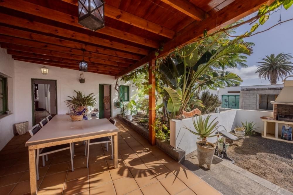 Property photo 2 of 27