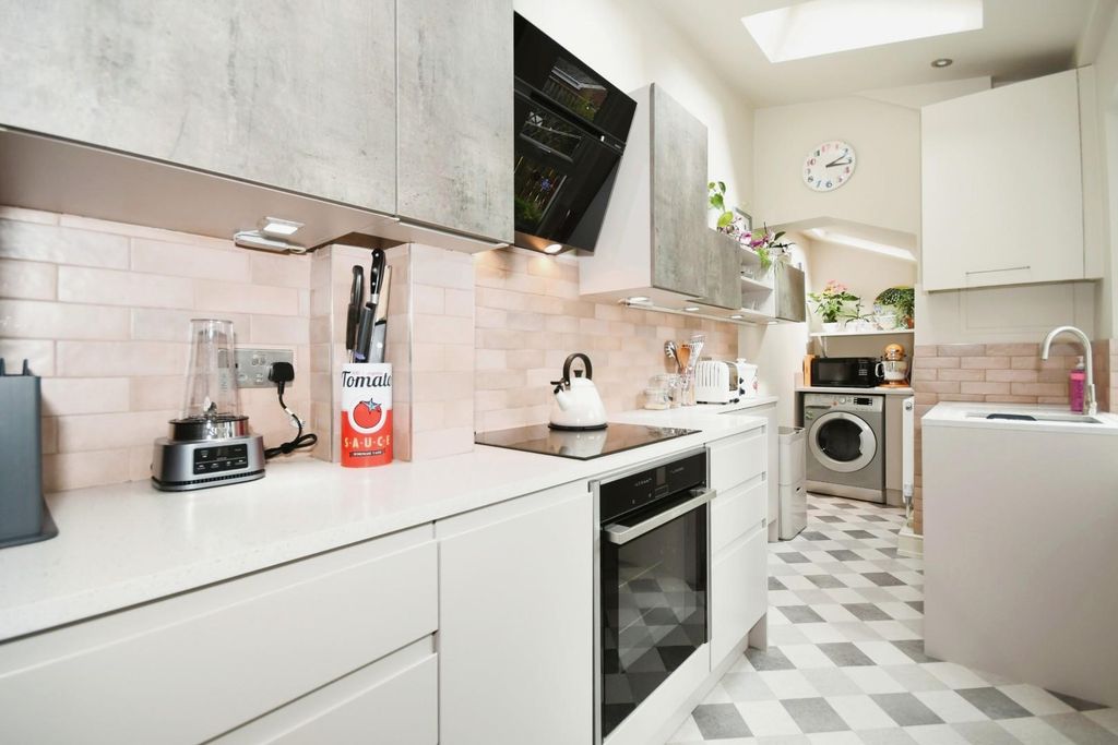 Property photo 3 of 19 Kitchen