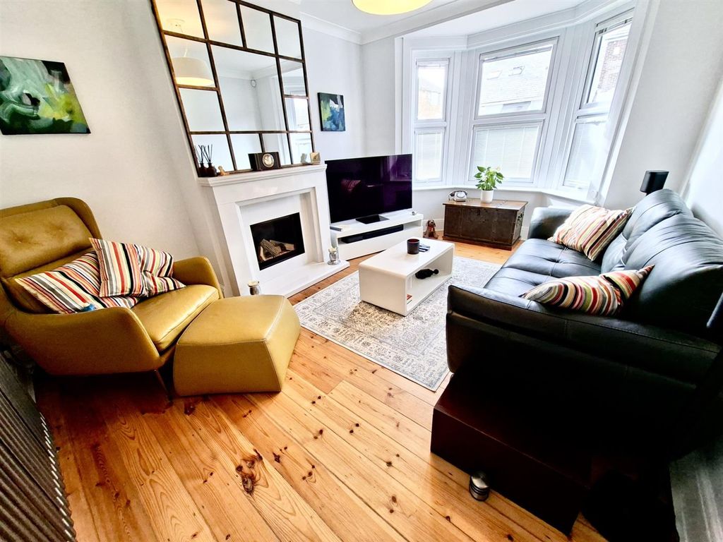 Property photo 3 of 26 Lounge