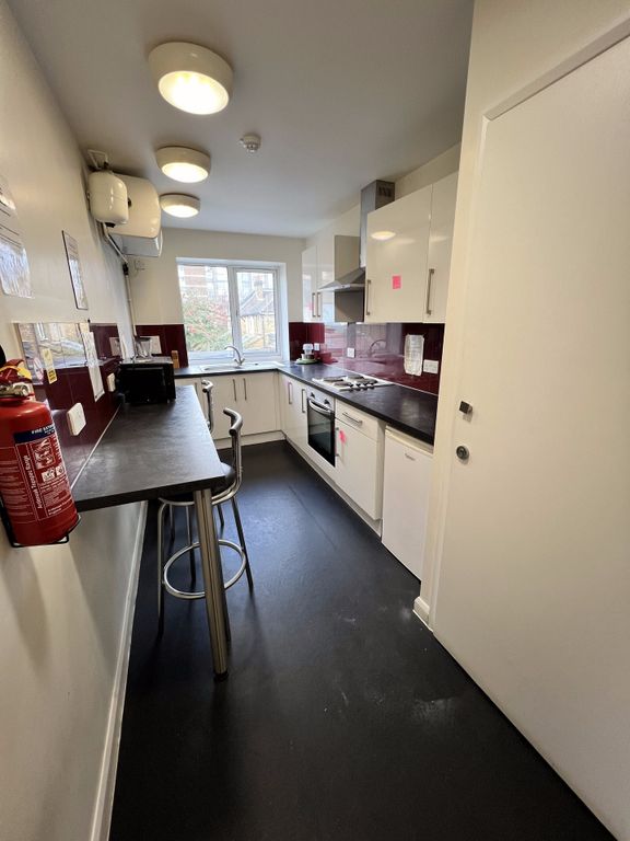 Property photo 3 of 9 Kitchen 1