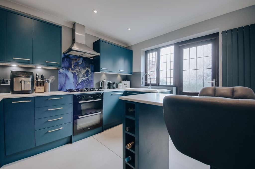 Property photo 3 of 17 Kitchen