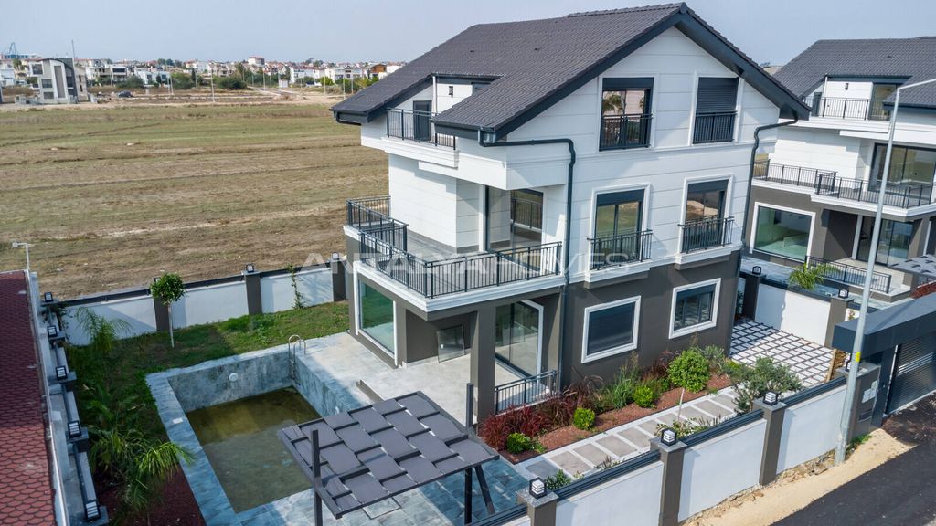 Property photo 2 of 79