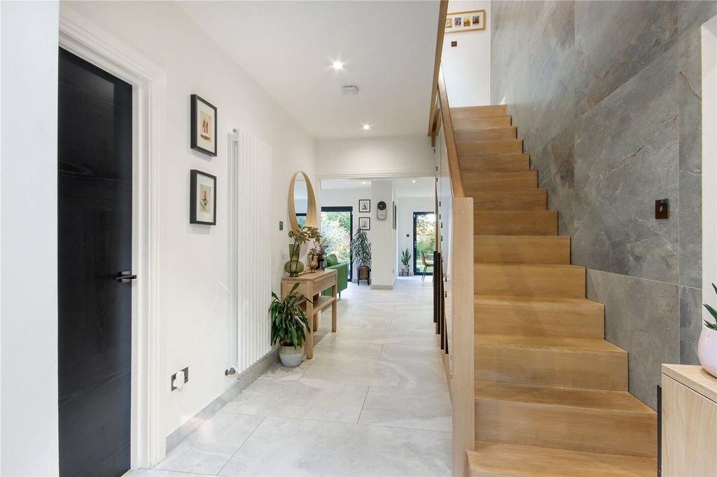 Property photo 3 of 29 Entrance Hall