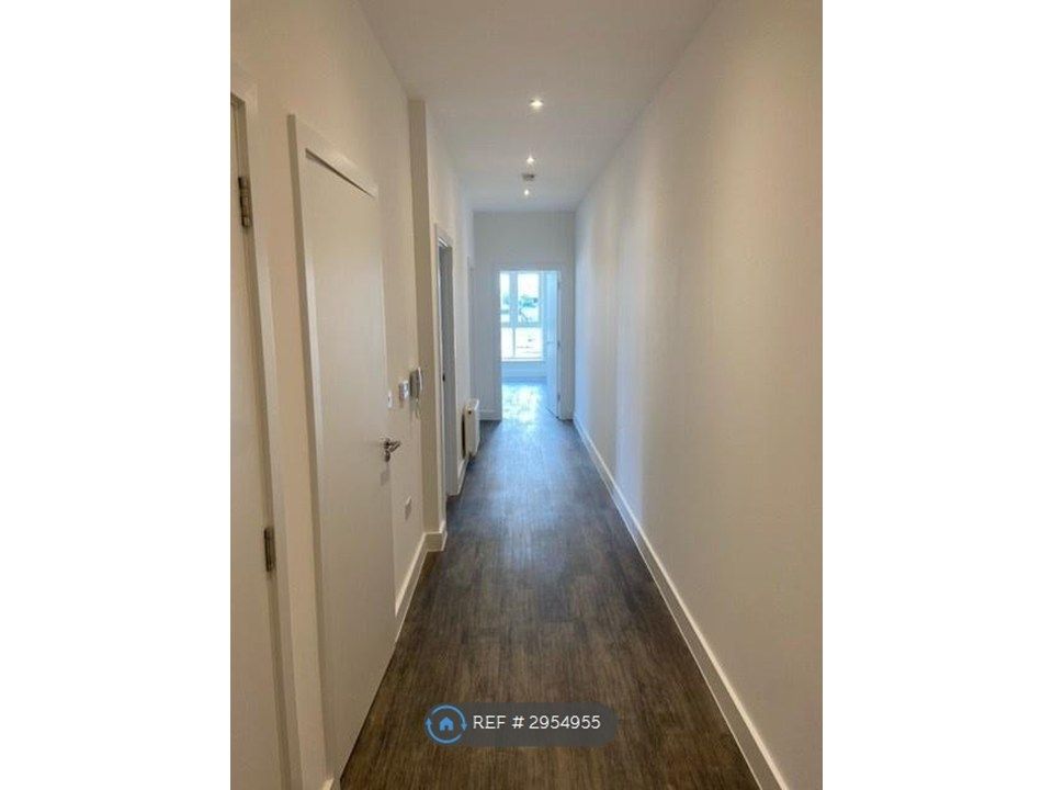 Property photo 2 of 9 Hallway