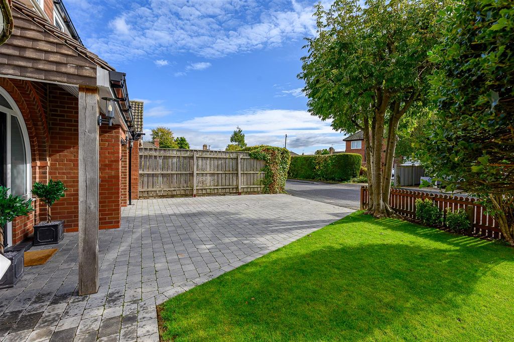 Property photo 3 of 16 External