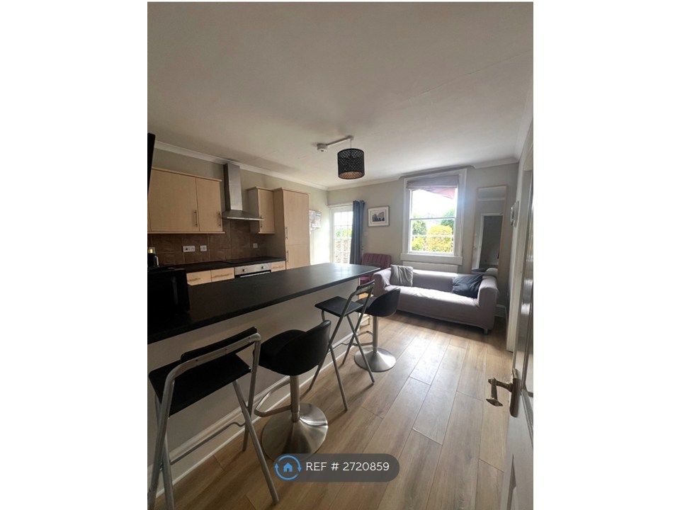 Property photo 1 of 8 Open Plan Living Room Opens Onto The Garden