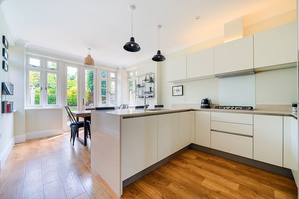 Property photo 3 of 21 1295047-30-682De1...