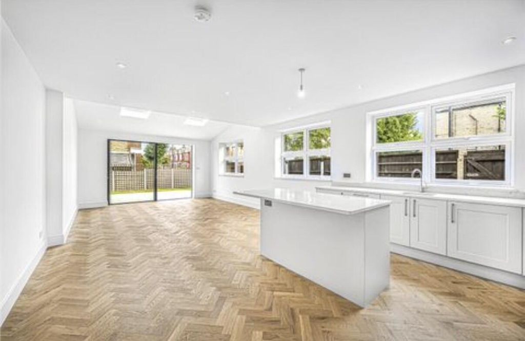 Property photo 3 of 17 Kitchen