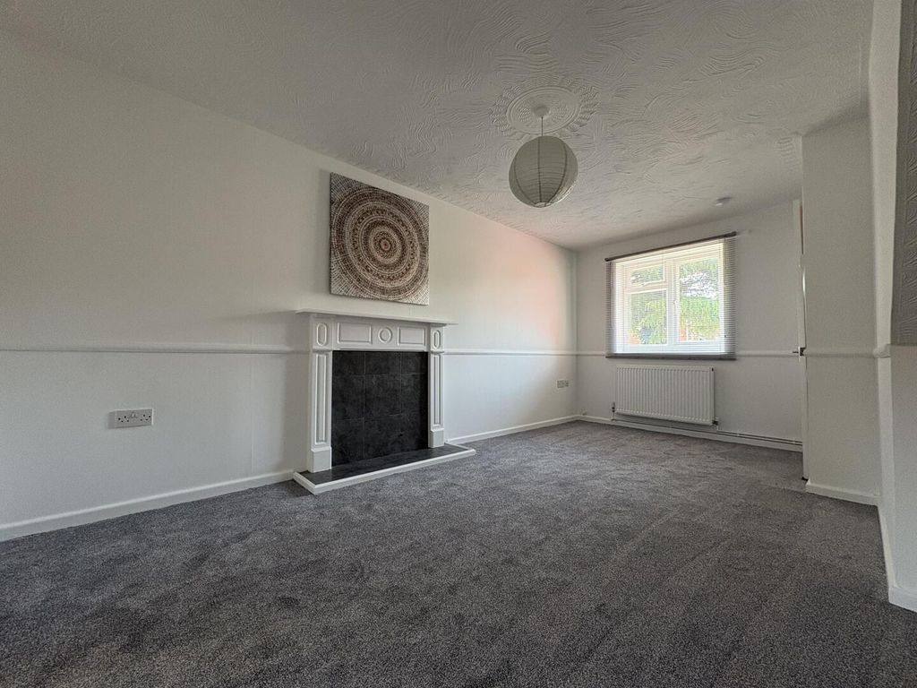 Property photo 3 of 11 Living Room