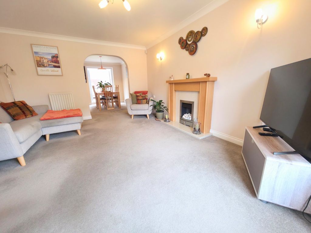 Property photo 2 of 21 Lounge