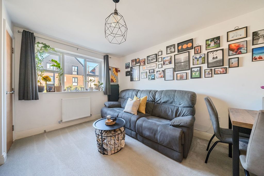 Additional image 8 of 2 bed flat for saleCarter Court, Hook RG27