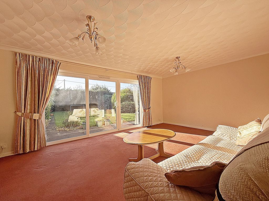 Property photo 2 of 32 Lounge