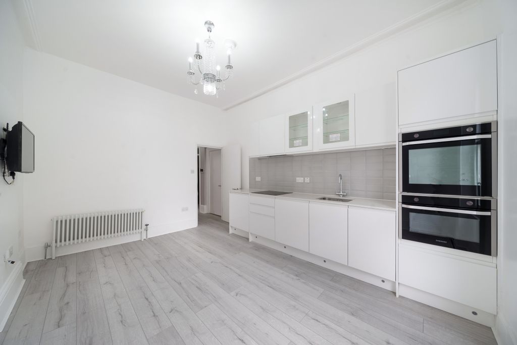 Property photo 3 of 9 Kitchen