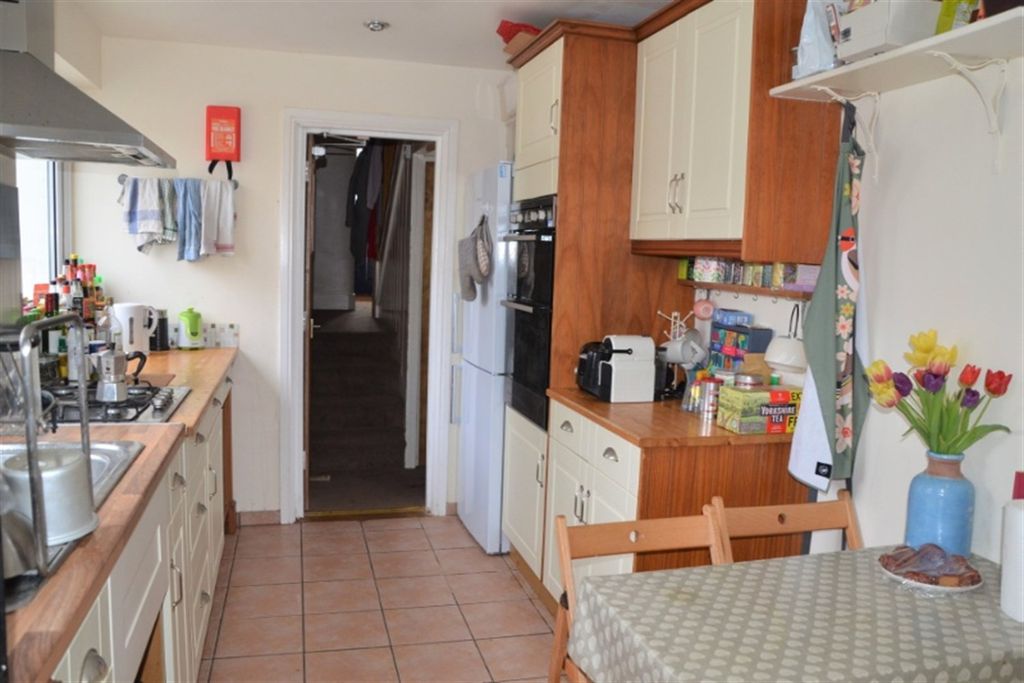 Property photo 3 of 11 Kitchen