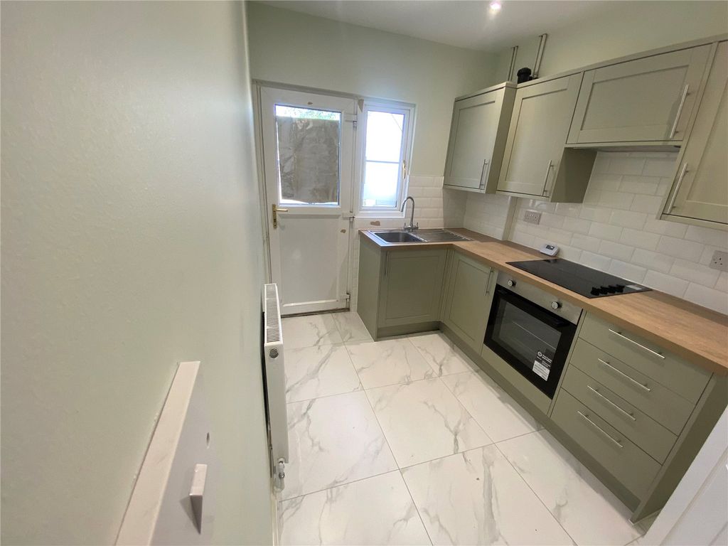 Property photo 3 of 7 Kitchen