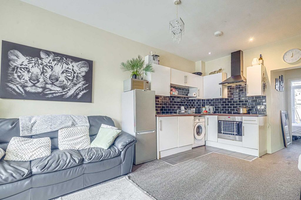 Property photo 2 of 9