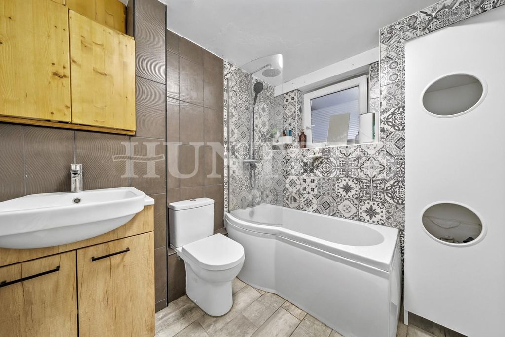 Property photo 3 of 8 Bathroom