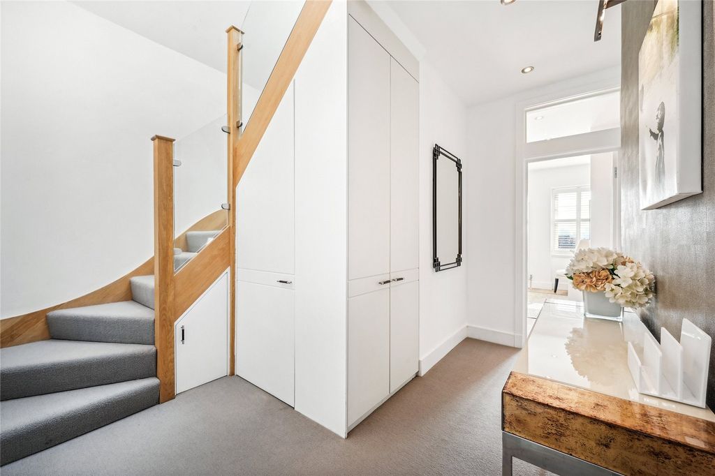 Property photo 3 of 11 Hallway