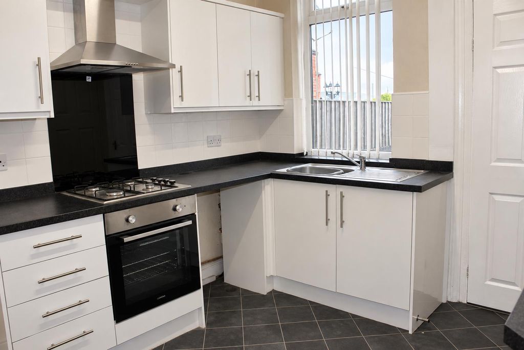 Property photo 3 of 7 Kitchen