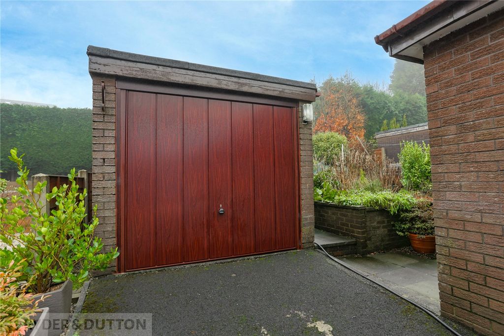 Property photo 3 of 21 Garage