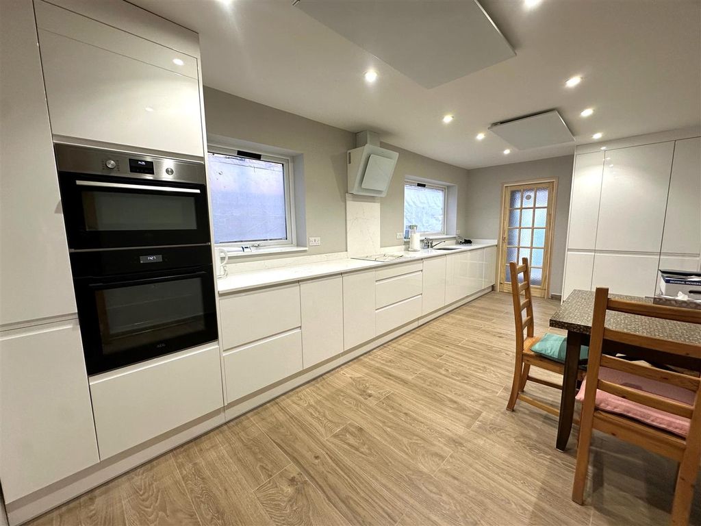 Property photo 2 of 12 Coopers Estate Agents