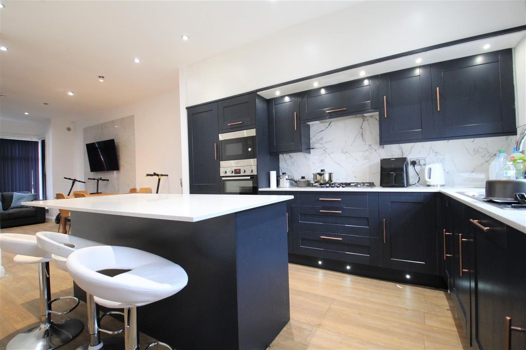Property photo 1 of 12 Kitchen.Jpg