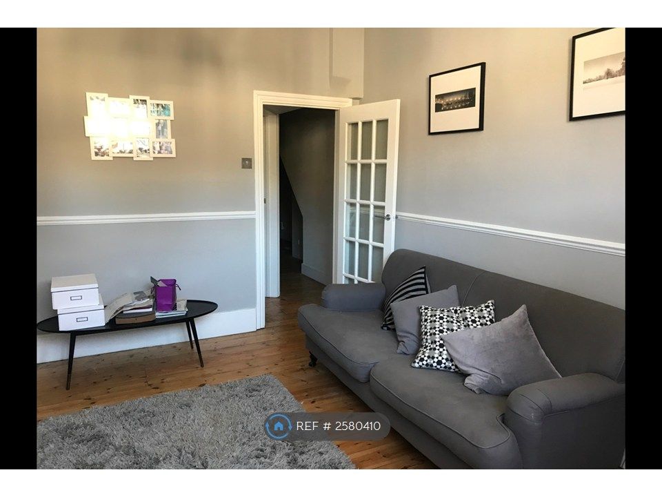 Property photo 3 of 19 Lounge
