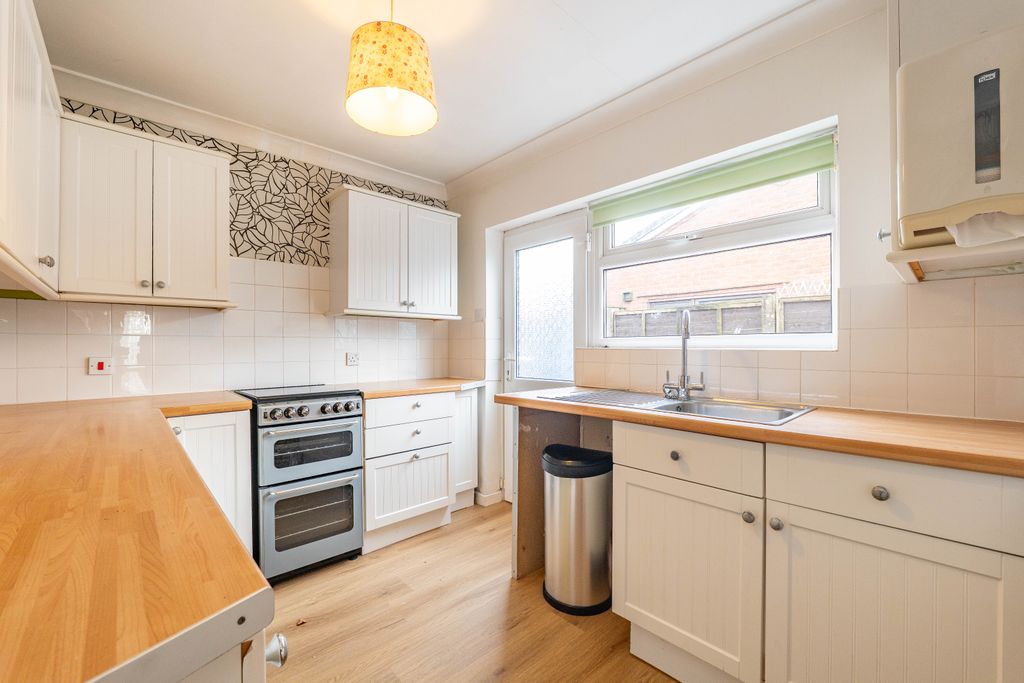 Property photo 3 of 8 Kitchen