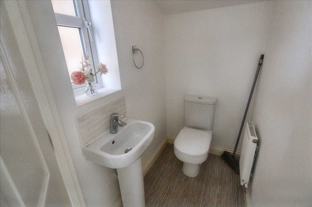 Property photo 2 of 21 Cloaks/WC