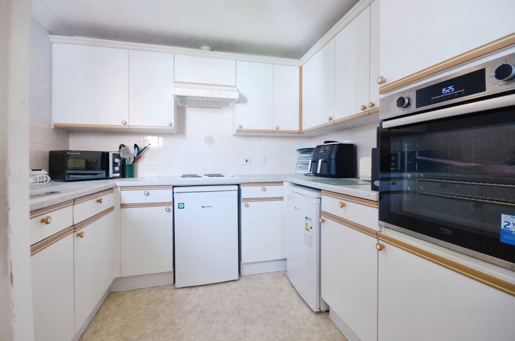 Property photo 3 of 12 Kitchen