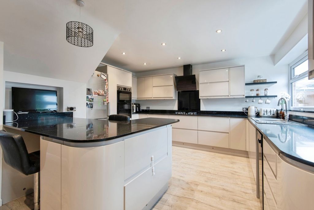 Property photo 3 of 24 Pbox-Img.Jpg