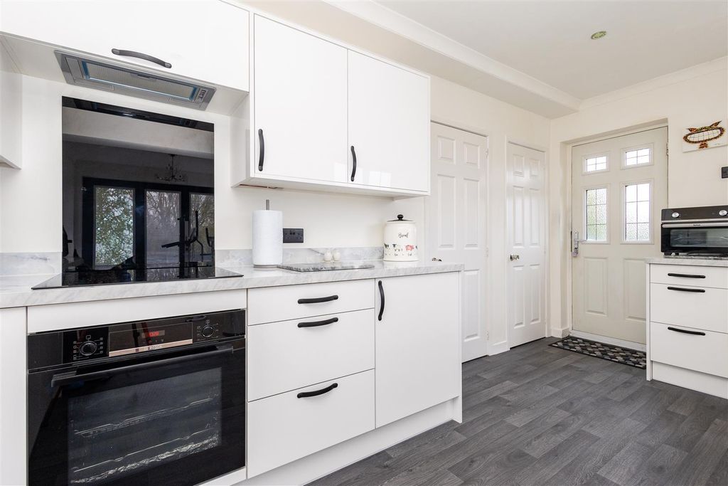 Property photo 2 of 21 Kitchen/Diner