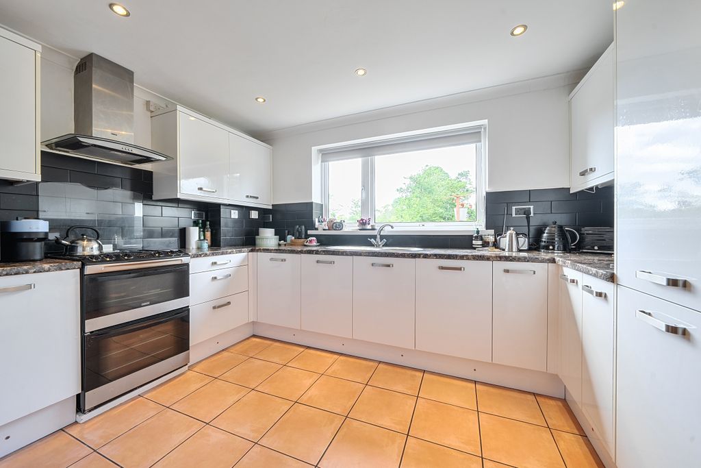 Property photo 3 of 21 Kitchen / Breakfast Room