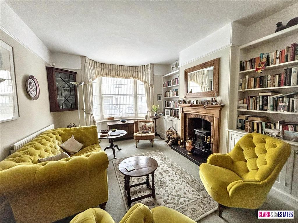 Property photo 2 of 15 Lounge