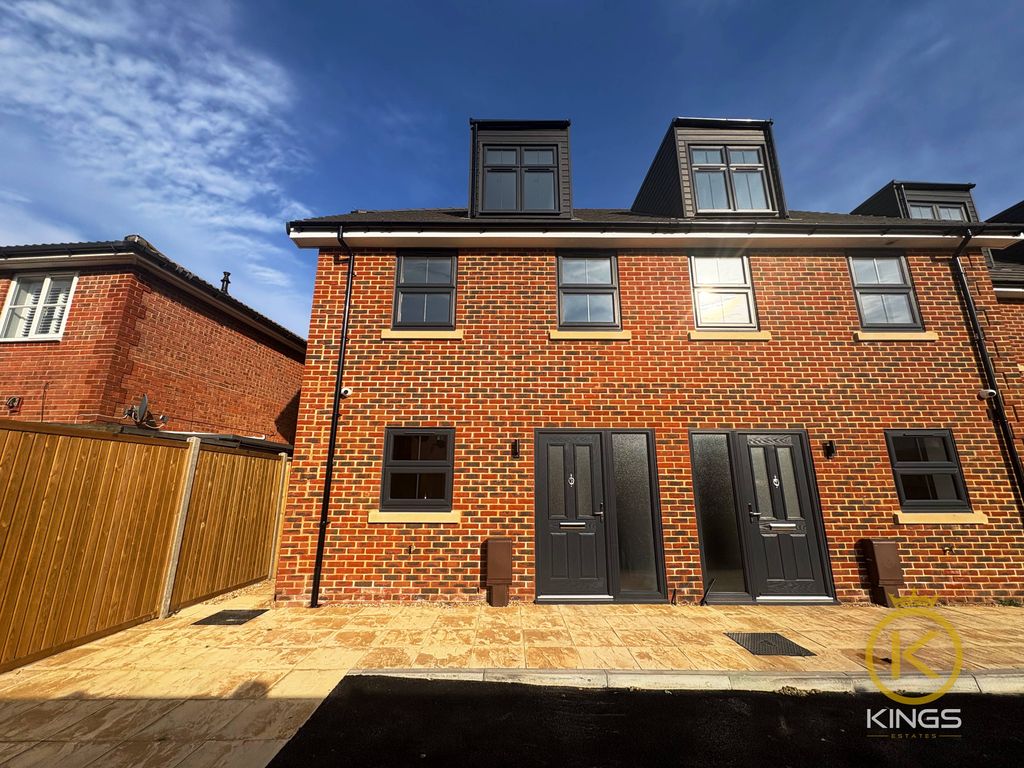 Property photo 1 of 15 2 Carpenter Close (4)
