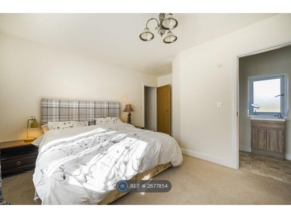 Property photo 2 of 20 Master Ensuite Bedroom