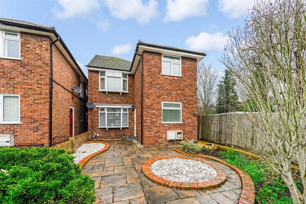 Property photo 1 of 22 Chase Gardens