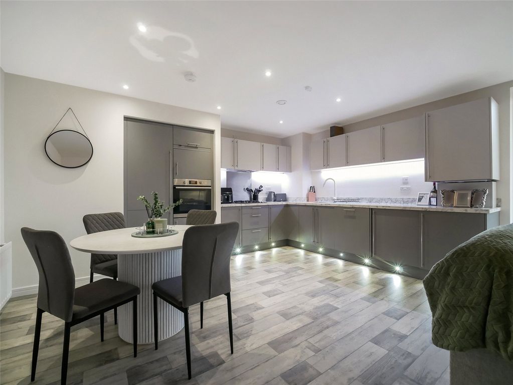 Property photo 2 of 21 Picture No. 11