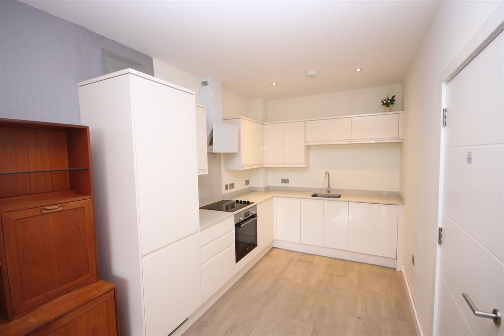Property photo 2 of 6 Kitchen 28