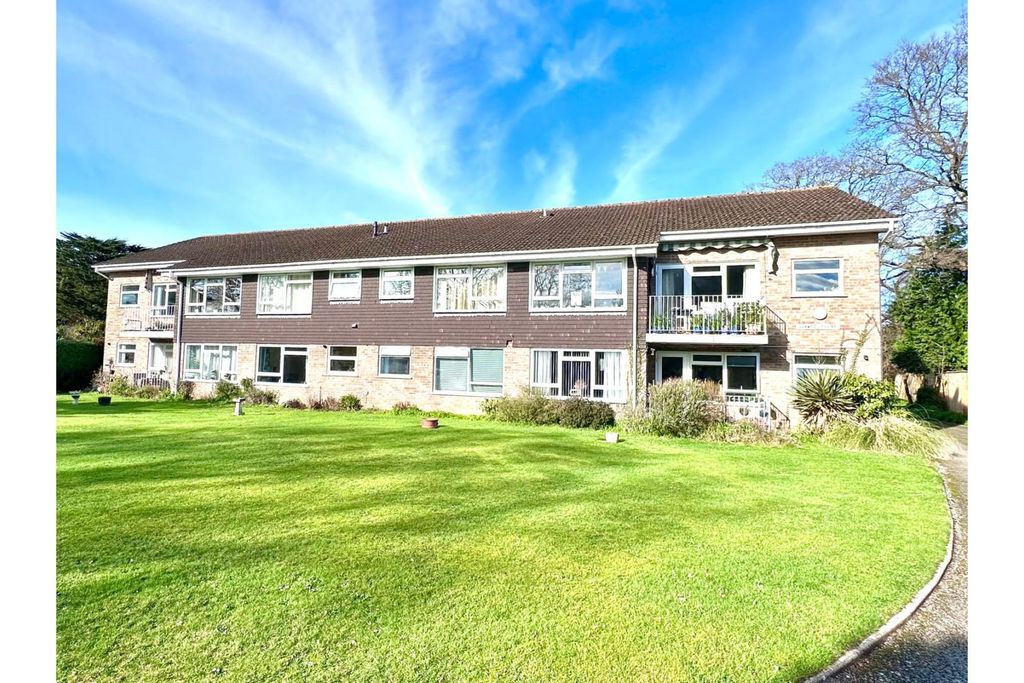 Property photo 1 of 14 Front Garden