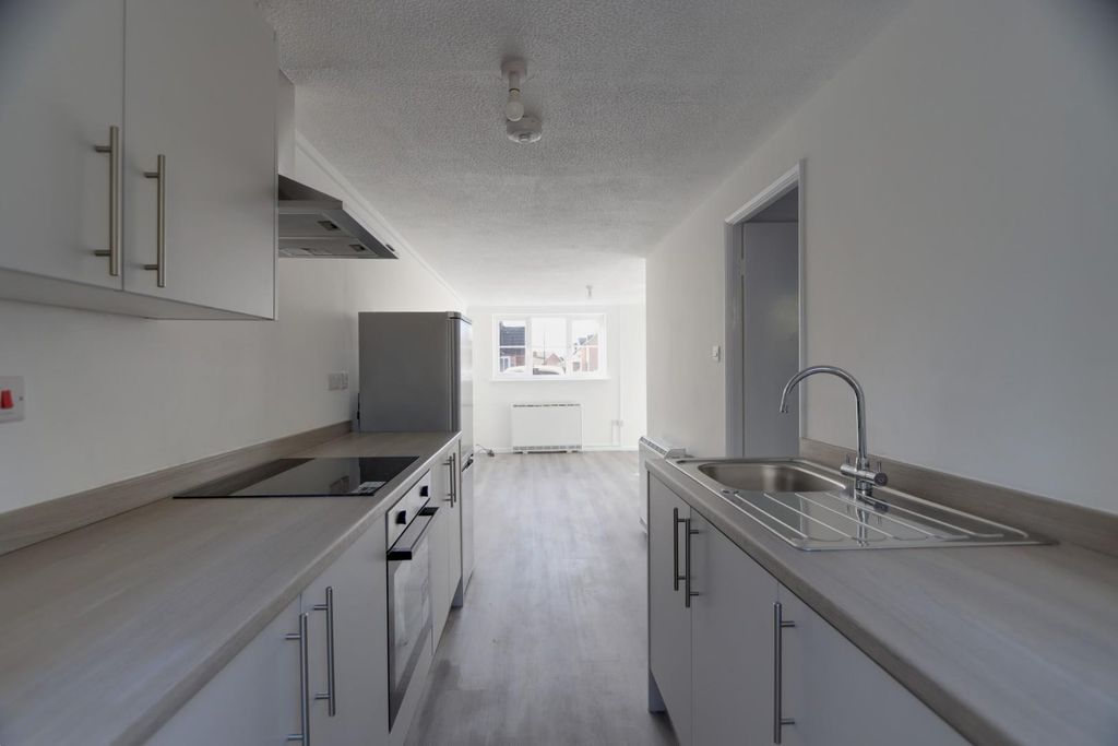Property photo 3 of 9 Kitchen