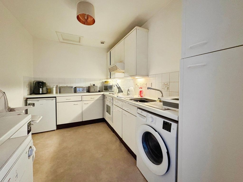 Property photo 2 of 6 Kitchen