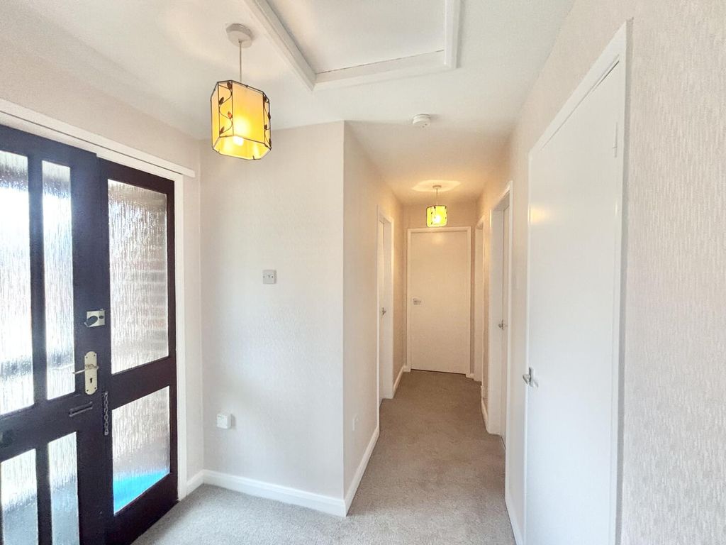 Property photo 2 of 11 Hallway