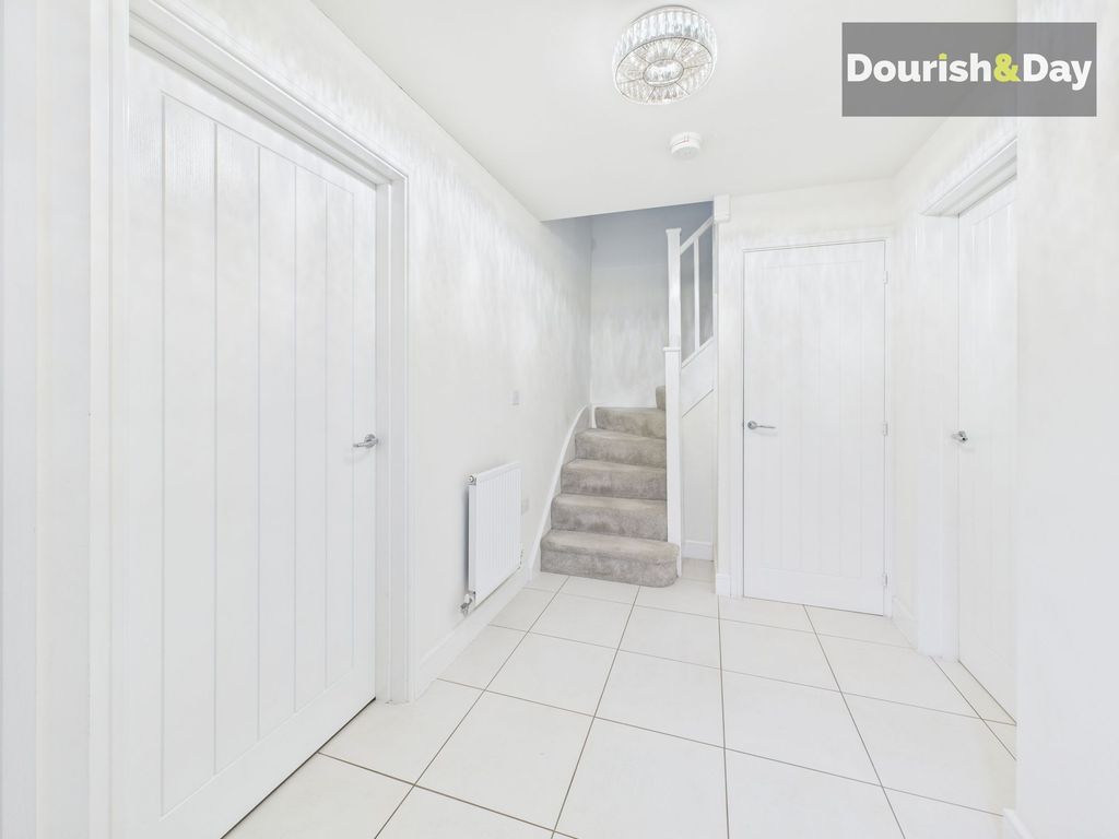 Property photo 3 of 18 Entrance Hall