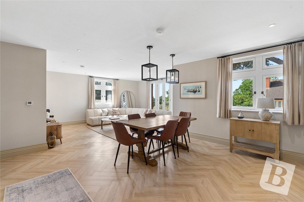 Property photo 2 of 18 Living / Dining
