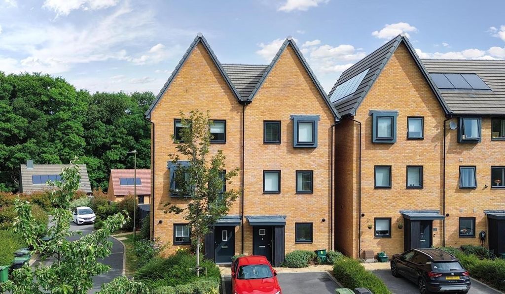 Property photo 1 of 20 Brassie Close