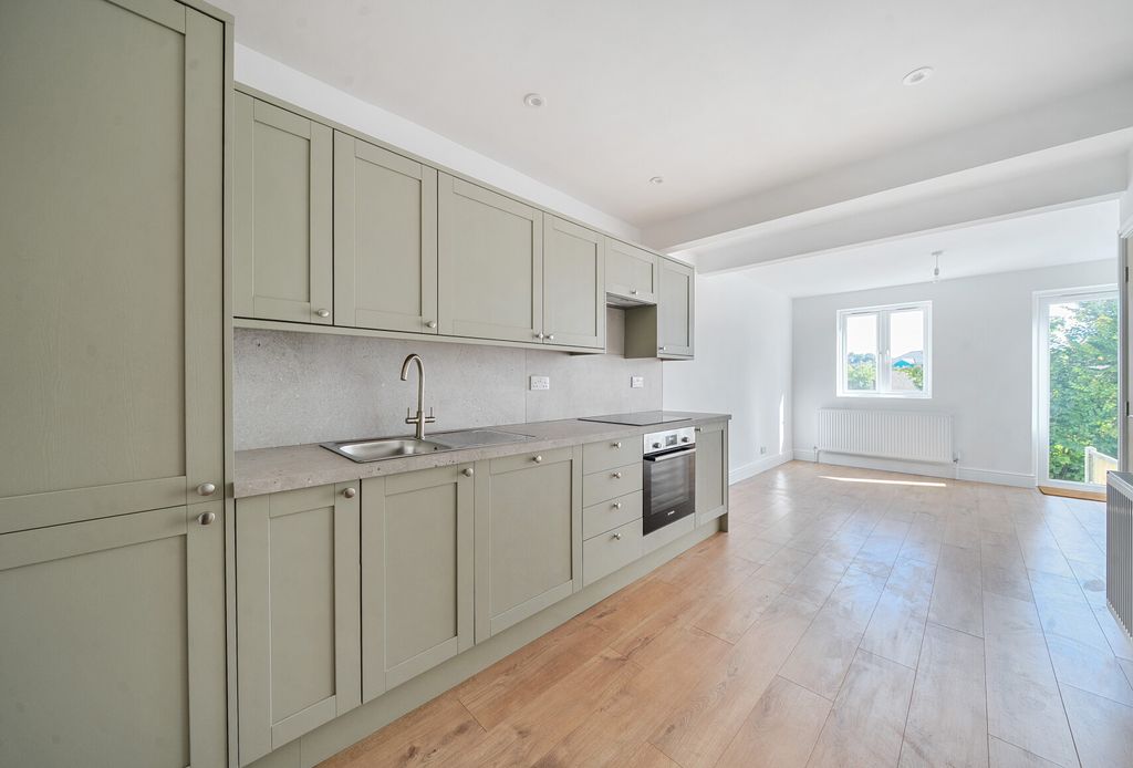 Property photo 1 of 17 1357508-12-68d537...