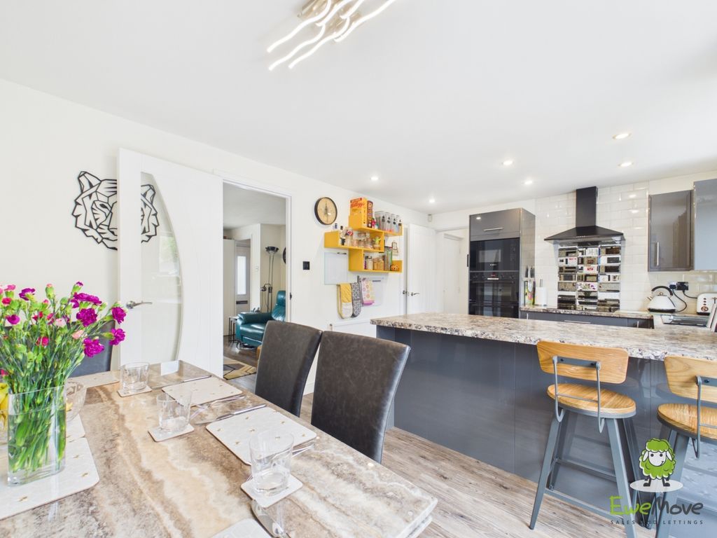 Property photo 3 of 24 Ewemove Estate Agents Basingstoke - Corinthian Clo