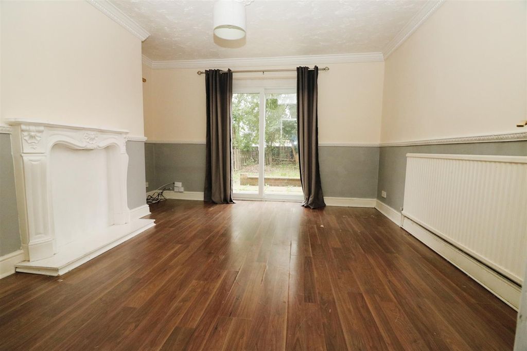 Property photo 3 of 11 Lounge